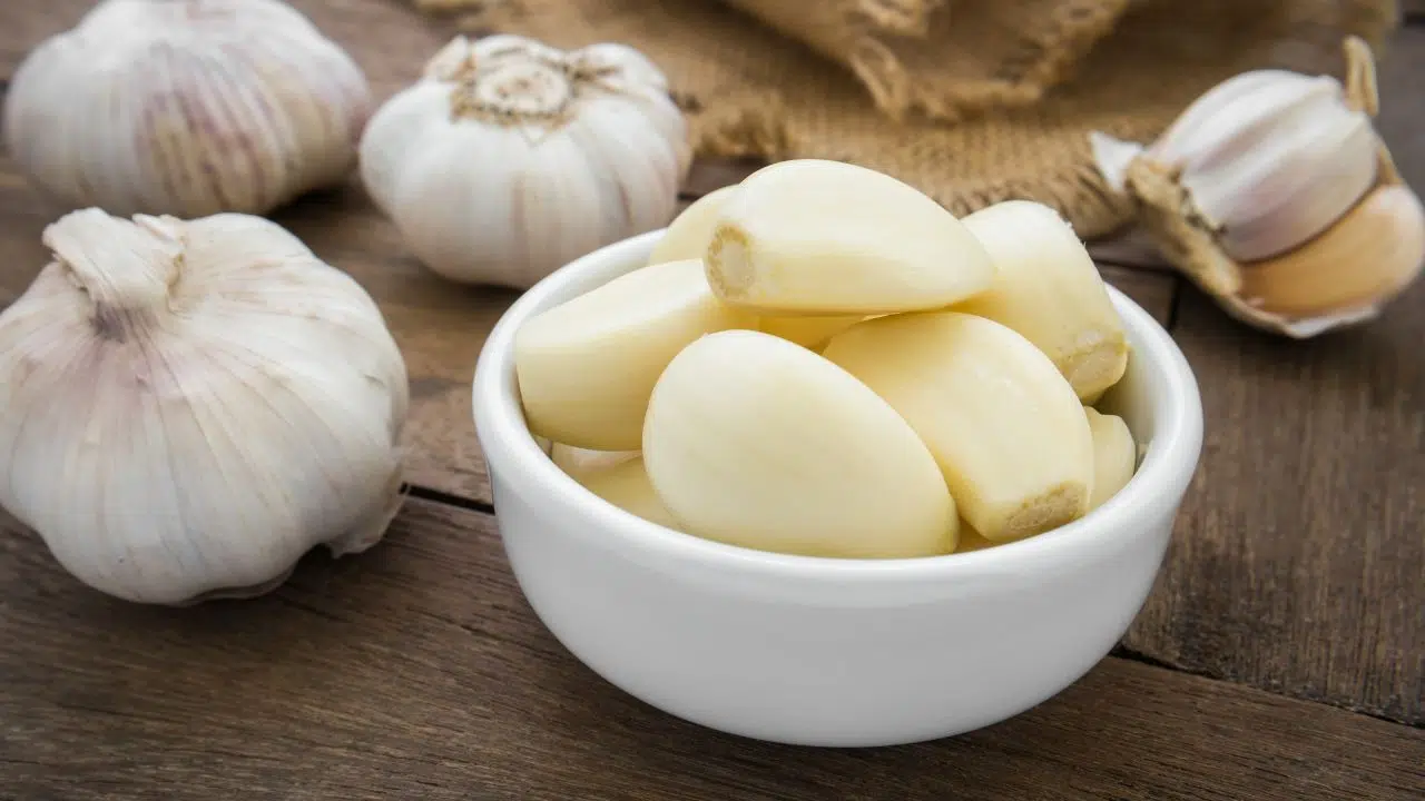 Simpatia do alho para proteção e purificação