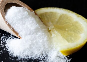 Simpatia do limão e sal grosso para afastar energias negativas