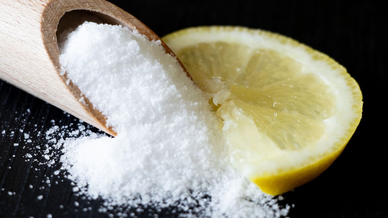 Simpatia do limão e sal grosso para afastar energias negativas