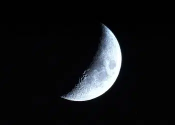 Lua Crescente em Gêmeos: Comunicação e Versatilidade