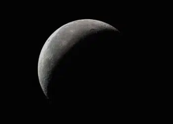 Lua Minguante em Capricórnio: transformação e busca interior