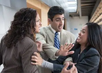 Conflitos e Disputas: As previsões do Tarot para Junho de 2024