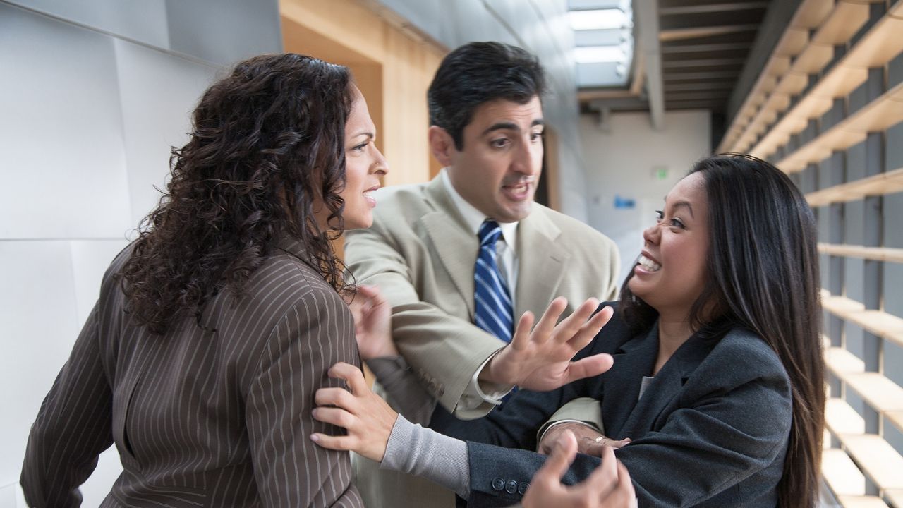 Conflitos e Disputas: As previsões do Tarot para Junho de 2024