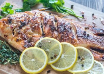 Receita de tilápia na brasa com molho de limão e salsa