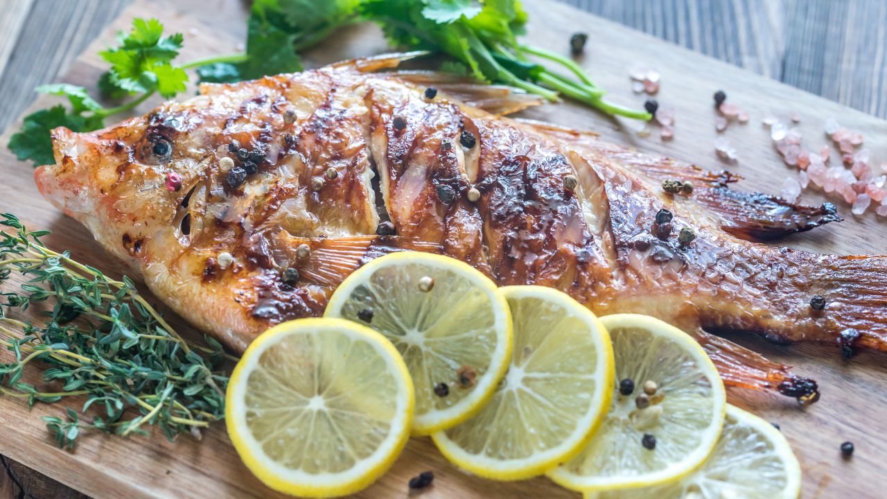 Receita de tilápia na brasa com molho de limão e salsa