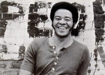 Bill Withers destaca a importância da solidariedade em Lean on Me