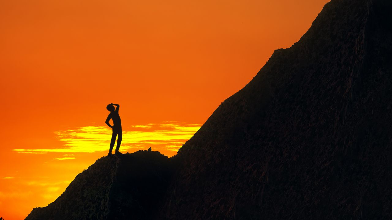 Restrições e Desafios: As previsões do Tarot para Agosto de 2024