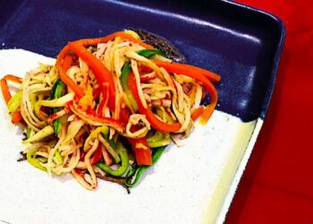 Espaguete de Kani, Abobrinha, Shimeji e Cenoura