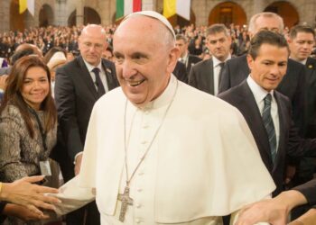 Papa Francisco reza diante do ícone de Nossa Senhora na véspera da Semana Santa