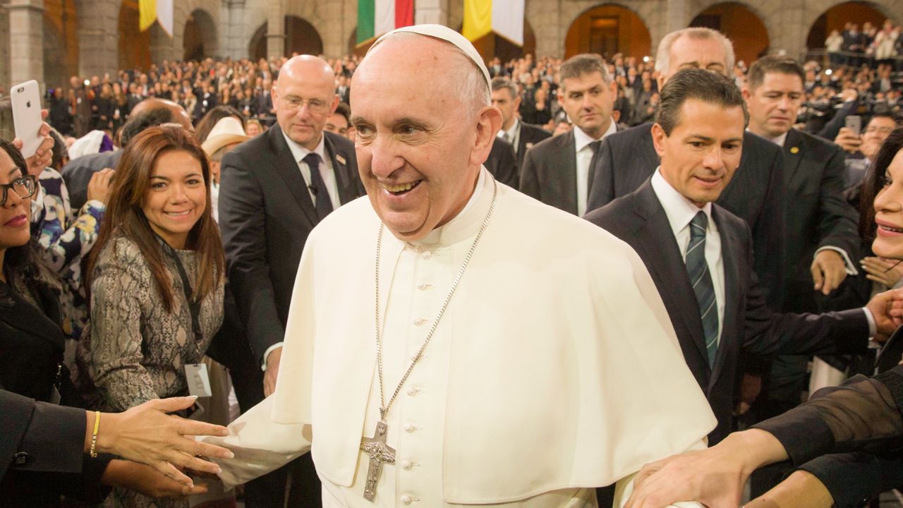 Papa Francisco reza diante do ícone de Nossa Senhora na véspera da Semana Santa
