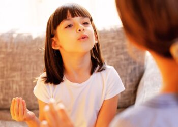 Simpatia para ajudar crianças a falar. Use conchas, fita azul e muita fé para estimular a comunicação e a expressão verbal da criança.