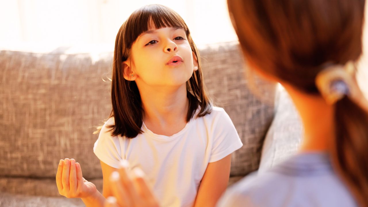 Simpatia para ajudar crianças a falar. Use conchas, fita azul e muita fé para estimular a comunicação e a expressão verbal da criança.