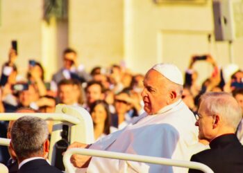 Papa Francisco é internado para tratar bronquite persistente