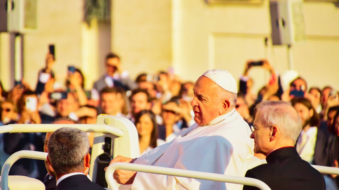 Papa Francisco é internado para tratar bronquite persistente