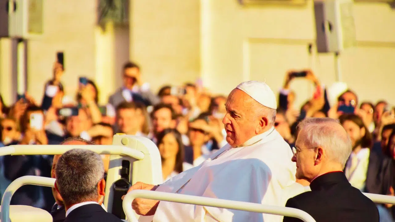 Papa Francisco é internado para tratar bronquite persistente