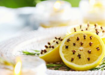 Simpatia do limão com cravos para proteção e limpeza energética