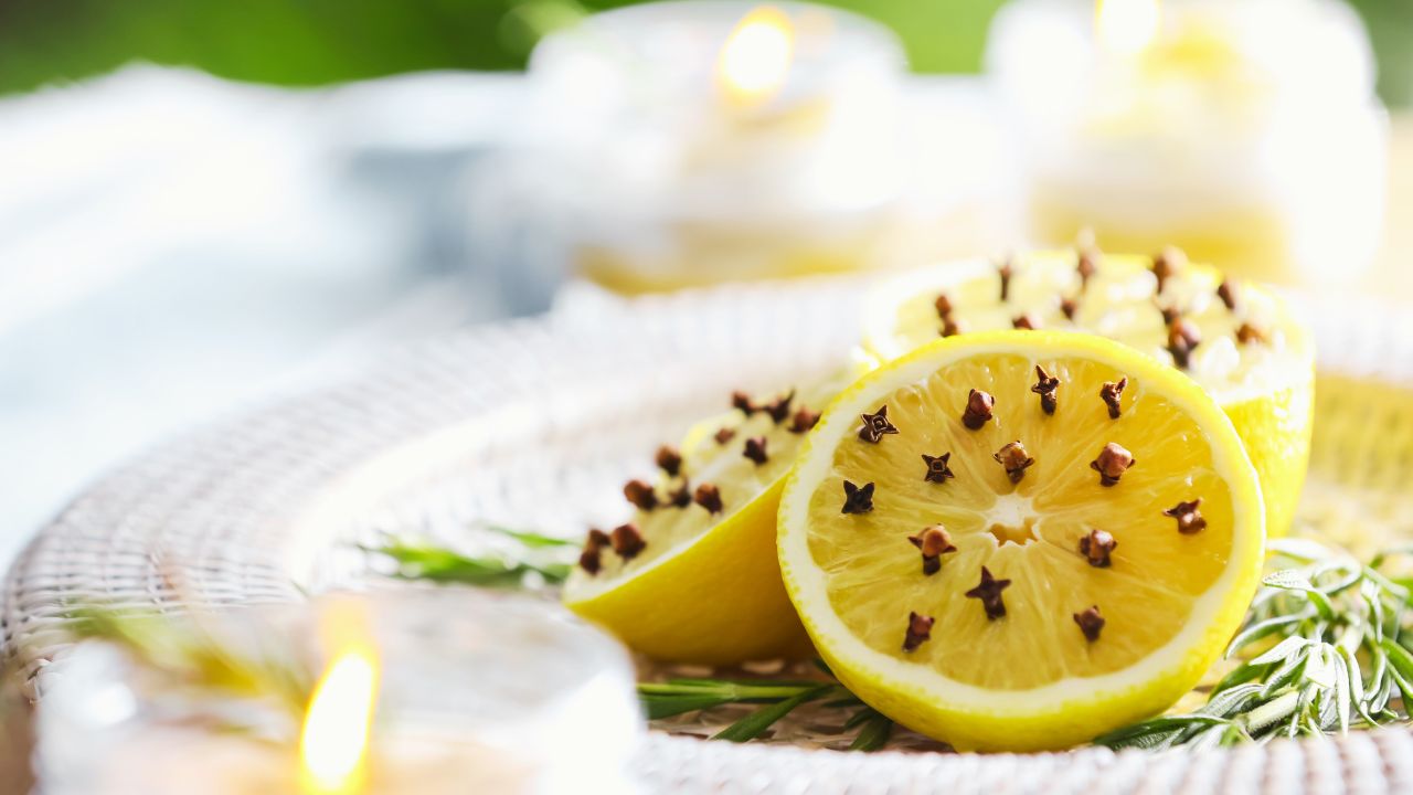 Simpatia do limão com cravos para proteção e limpeza energética