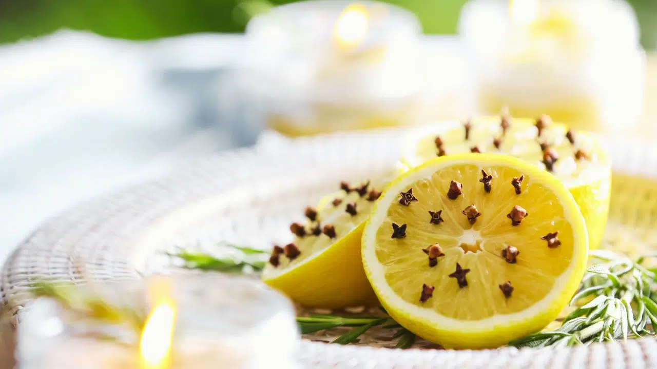 Simpatia do limão com cravos para proteção e limpeza energética
