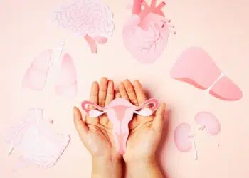 Ciclos menstruais curtos ou longos refletem padrões emocionais. Saiba como reconectar-se à sua criança interior e equilibrar seu ciclo.