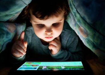 O excesso de uso de telas na vida da criança e seus impactos no desenvolvimento