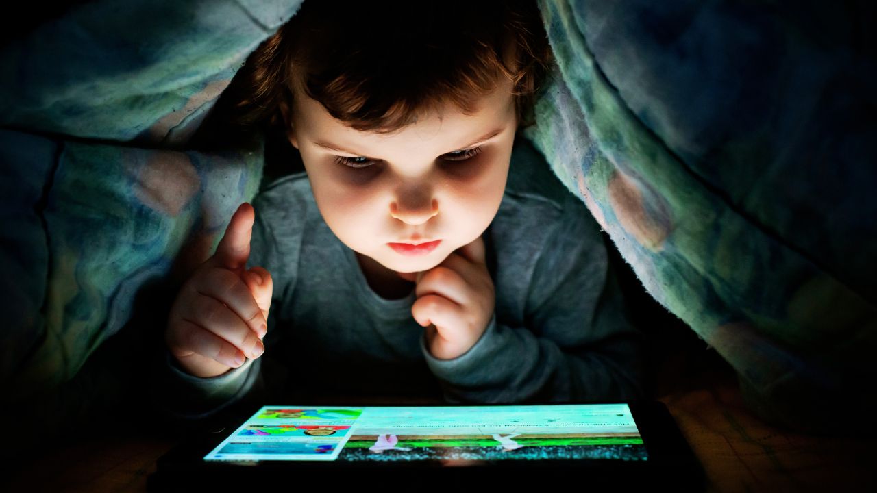 O excesso de uso de telas na vida da criança e seus impactos no desenvolvimento