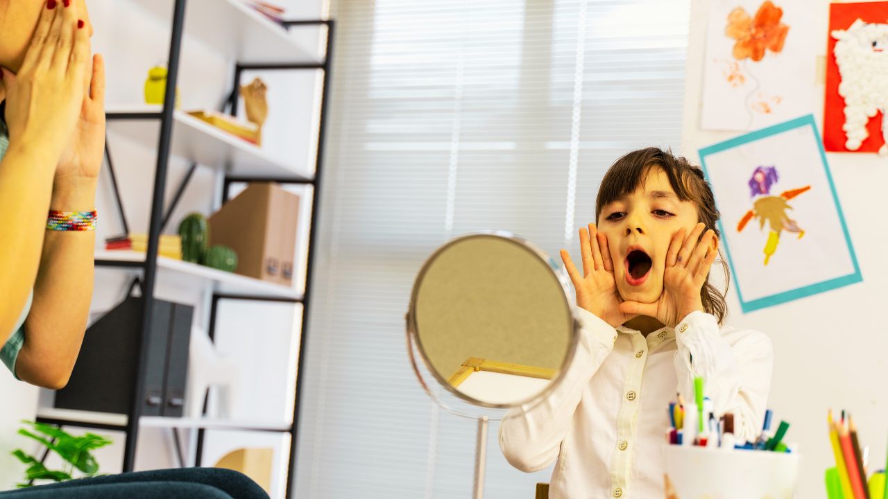 Hipotonia na infância: saiba como fortalecer a língua e melhorar a fala da criança