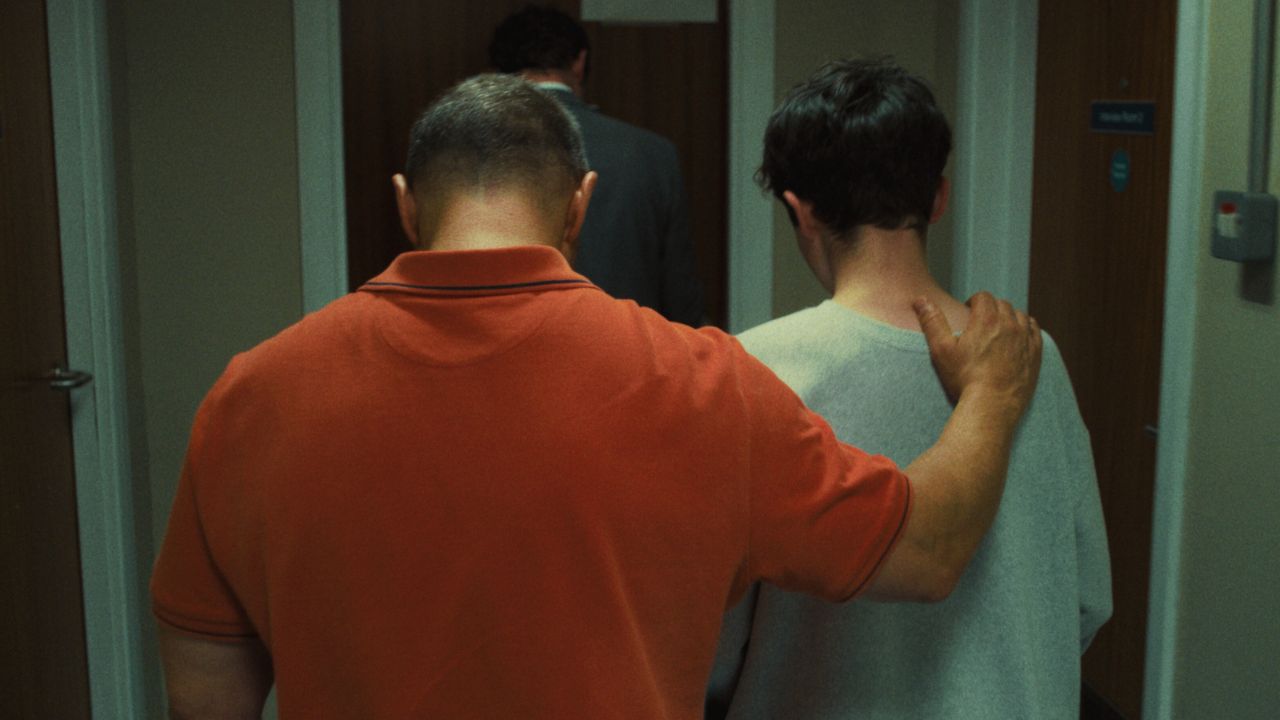 Adolescência: a série que viralizou e o tema que ainda assusta pais, filhos e adultos esquecidos de si