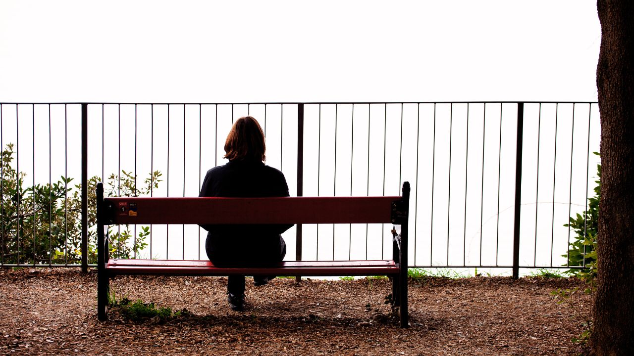 A solidão na era digital: como a modernidade nos afasta de nós mesmos