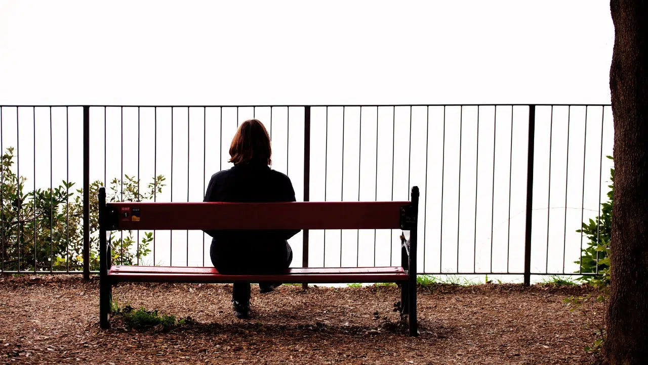 A solidão na era digital: como a modernidade nos afasta de nós mesmos