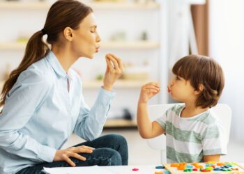 Ecolalia infantil: o que é, por que acontece e como tratar