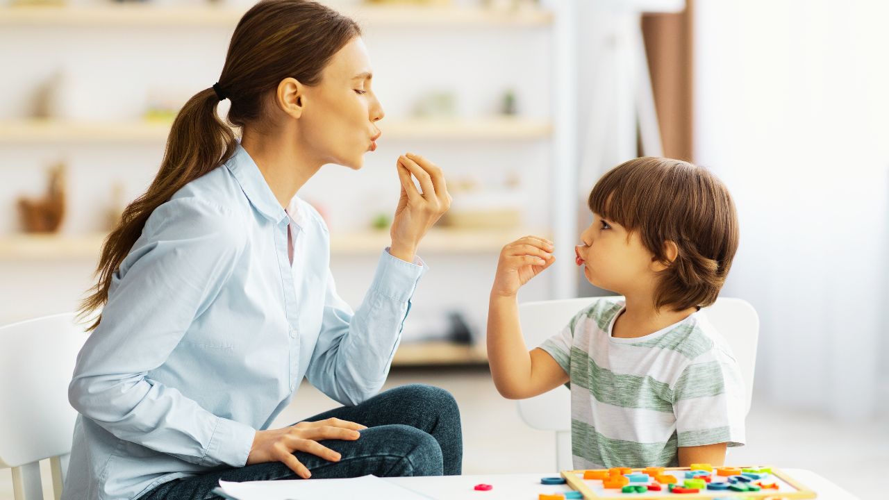 Ecolalia infantil: o que é, por que acontece e como tratar