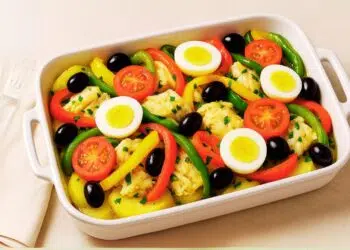 Bacalhoada tradicional com batatas, pimentões e ovos cozidos