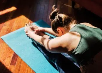 5 alongamentos de yoga para aliviar a dor na região lombar