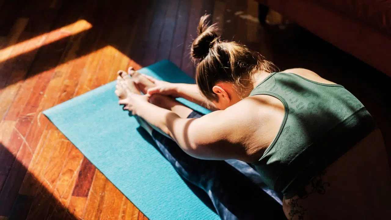 5 alongamentos de yoga para aliviar a dor na região lombar