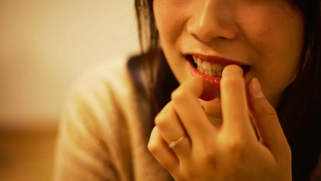 Quando a ansiedade toma a fala: o que está por trás do silêncio e da pressa ao se comunicar