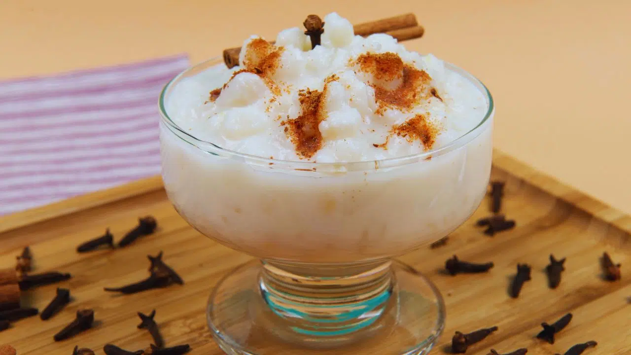 Canjica cremosa com amendoim e coco