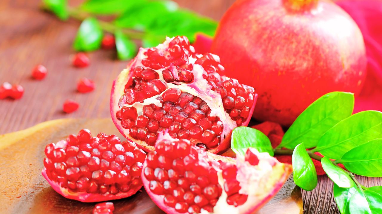 Romã: benefícios, usos medicinais e como utilizar no dia a dia