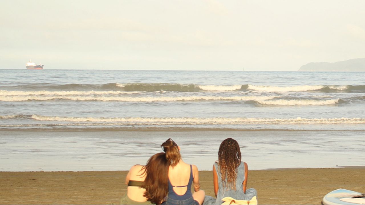 Mar de Mães: livro das amigas Thaís, Beatriz e Thaís fala sobre laços de afeto e maternidade em renascimento