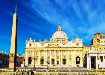 Primeiro dia do Conclave começa com missa solene e termina com fumaça negra