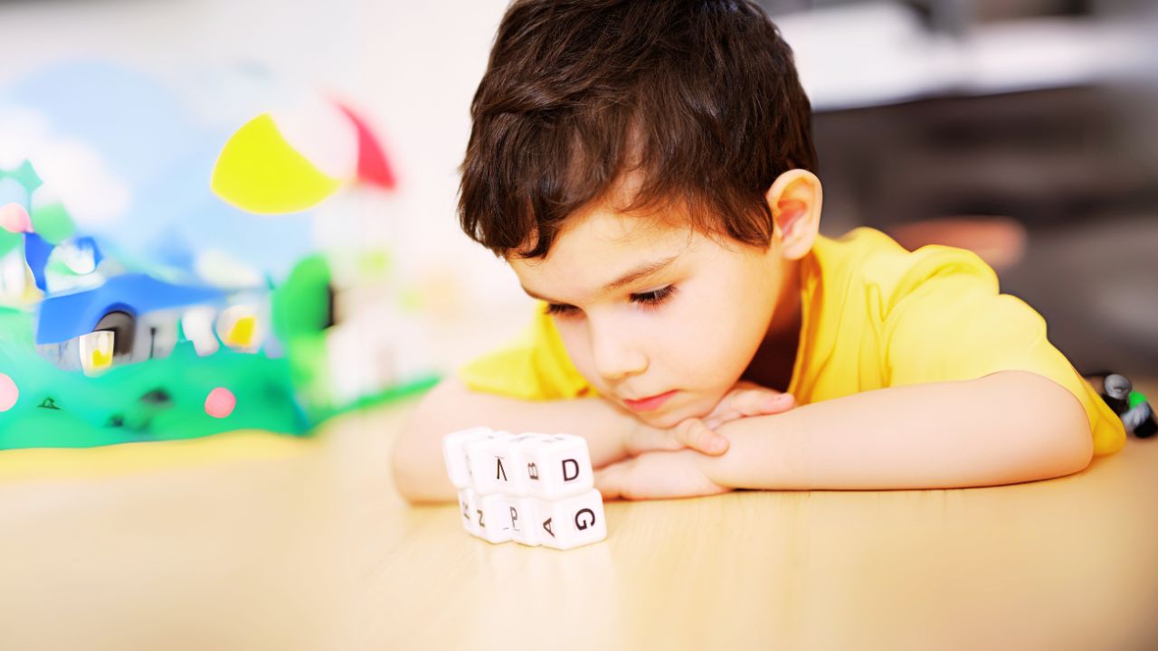 Como o bilinguismo pode afetar o desenvolvimento da fala em crianças