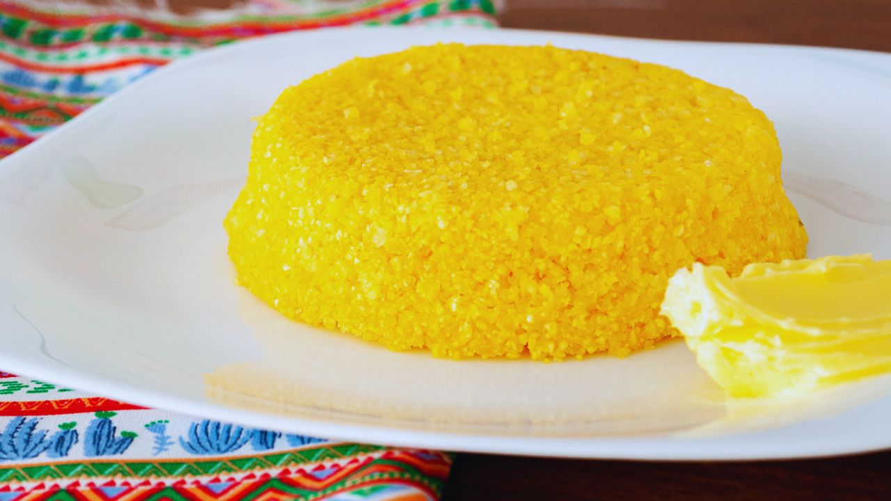 Cuscuz nordestino com queijo coalho