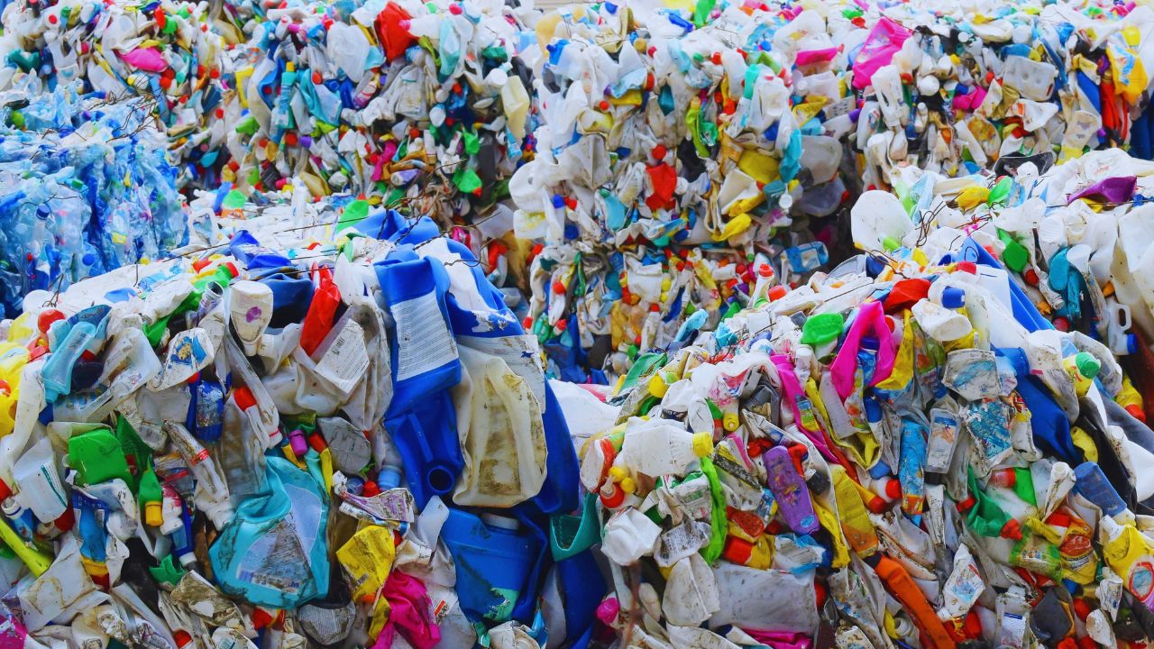 O custo invisível da moda ultrabarata: lixo têxtil, comércio digital e impactos no Brasil