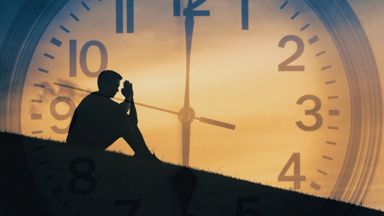 O tempo passa: uma poesia sobre envelhecer e as escolhas da vida