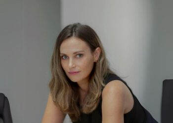 Um Verão Radiante: livro spin-off de Carley Fortune fala sobre romance e reencontros