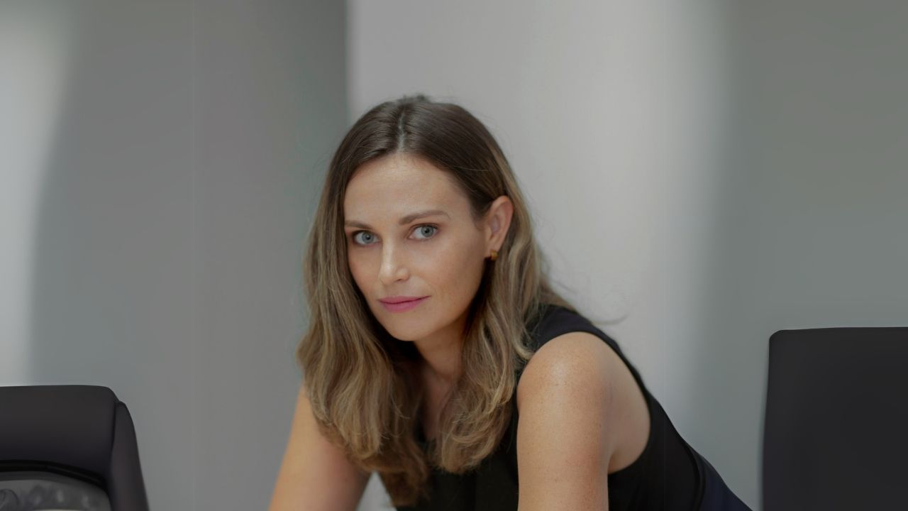 Um Verão Radiante: livro spin-off de Carley Fortune fala sobre romance e reencontros