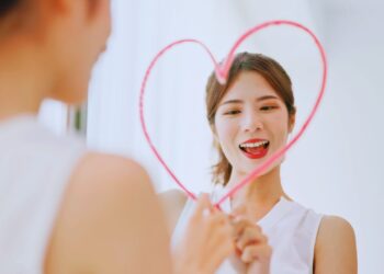 Amor-próprio ou amor romântico? Descubra por que um transforma o outro