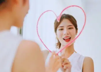 Amor-próprio ou amor romântico? Descubra por que um transforma o outro