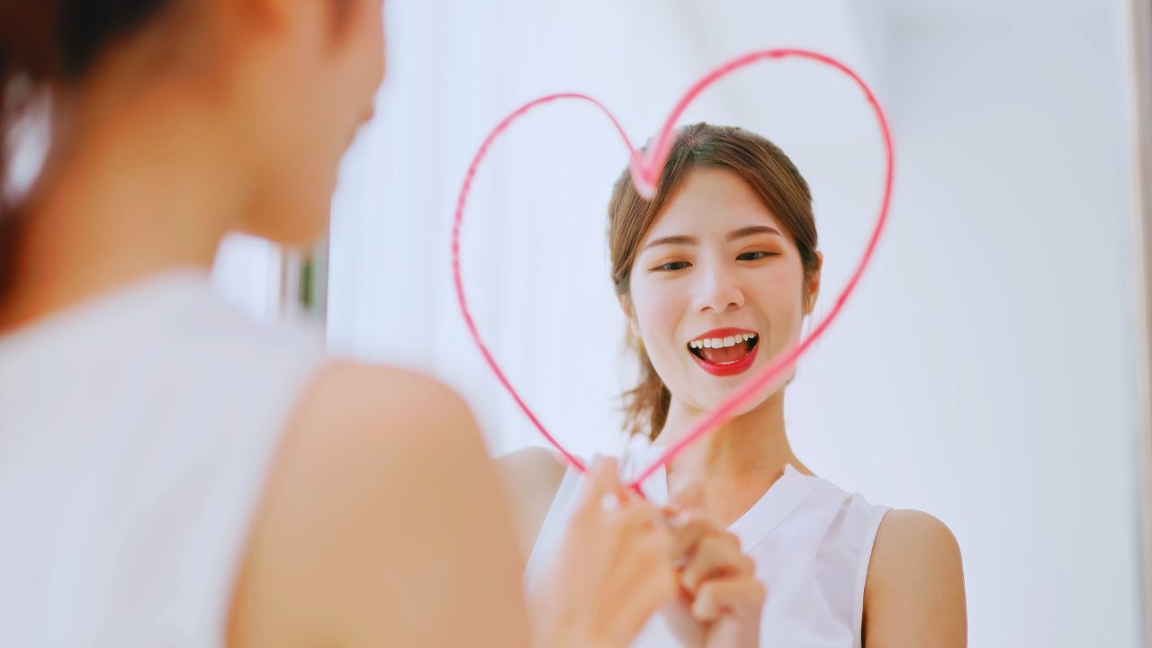 Amor-próprio ou amor romântico? Descubra por que um transforma o outro