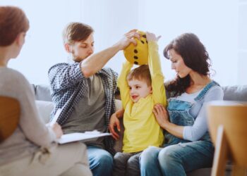 Diagnosticar TDAH exige olhar atento e escuta clínica refinada para não confundir sintomas com fases do desenvolvimento infantil.