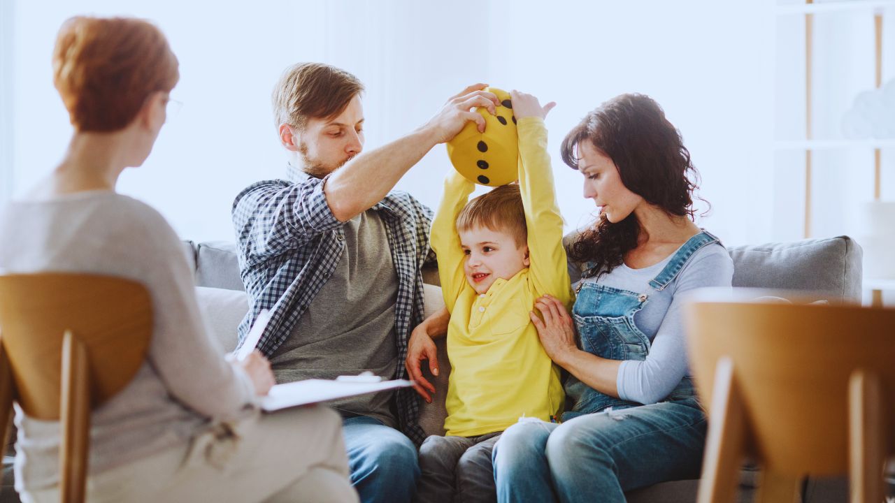 Diagnosticar TDAH exige olhar atento e escuta clínica refinada para não confundir sintomas com fases do desenvolvimento infantil.